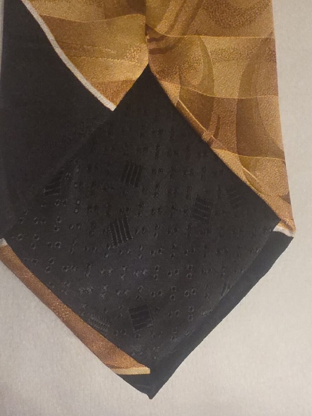 Dino bassi Hand Made Men's Black & Gold Geometric Silk Tie 4 Inches Wide - Picture 4 of 14